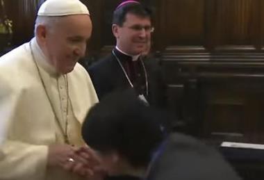 pope-ring-kiss