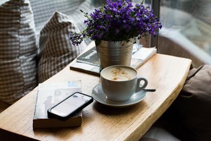 Coffee,_flowers_and_books_(Unsplash)
