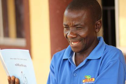 Alaska - Nyankpa translator in Nigeria reading Mark