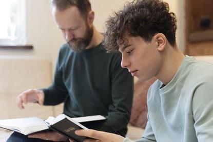 christian-family-praying-together
