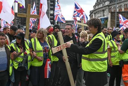 2025-09-13T000000Z_637124617_MT1NURPHO000YHC0ML_RTRMADP_3_ENGLAND-PROTEST (1)