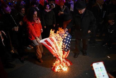 2026-01-03T200113Z_239058512_RC2TTIAVNGES_RTRMADP_3_USA-VENEZUELA-SPAIN-PROTEST