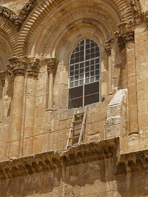 Immovable_ladder_on_ledge_over_entrance_to_Church_of_the_Holy_Sepulchre